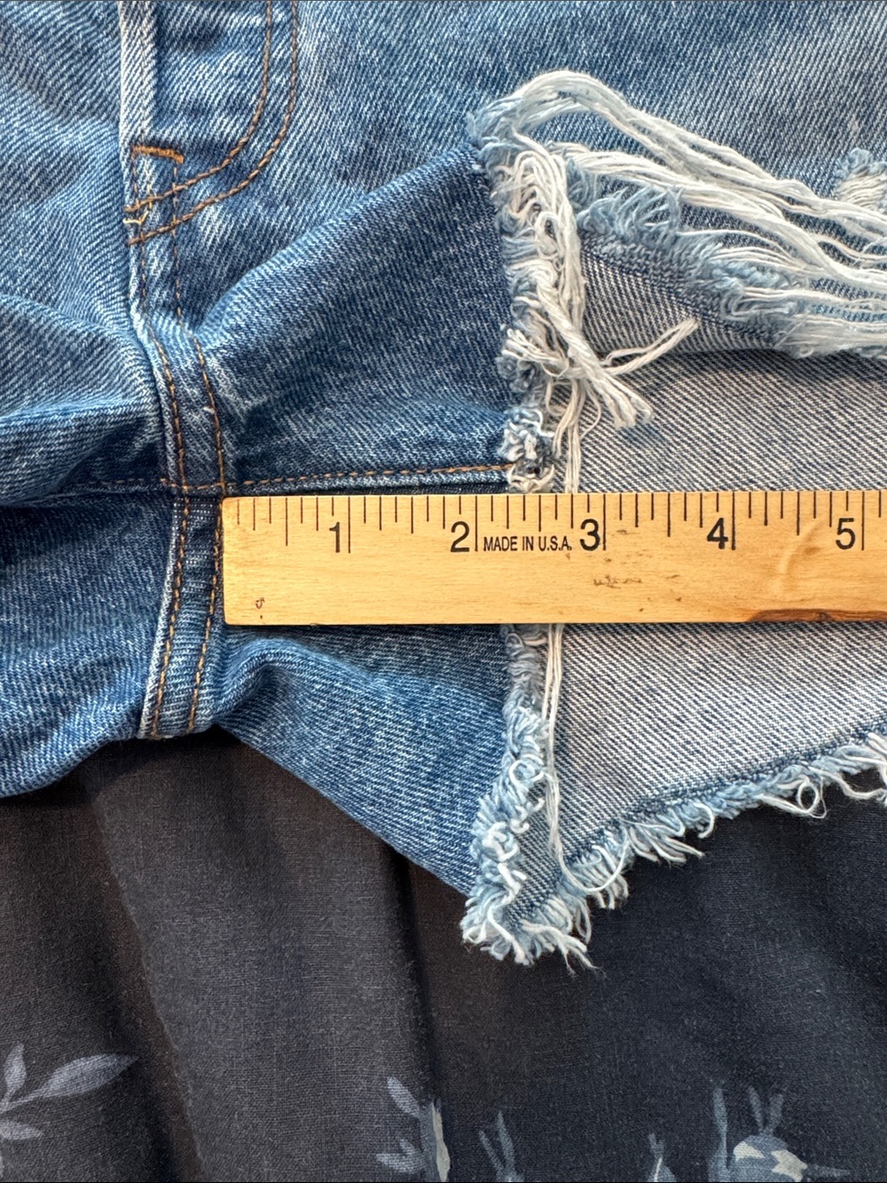Women’s Levi Button-Fly Denim Shorts Size 34 - Picture 13 of 14